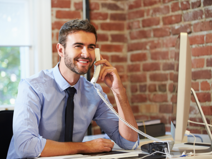 recruiter talking to travel nurse